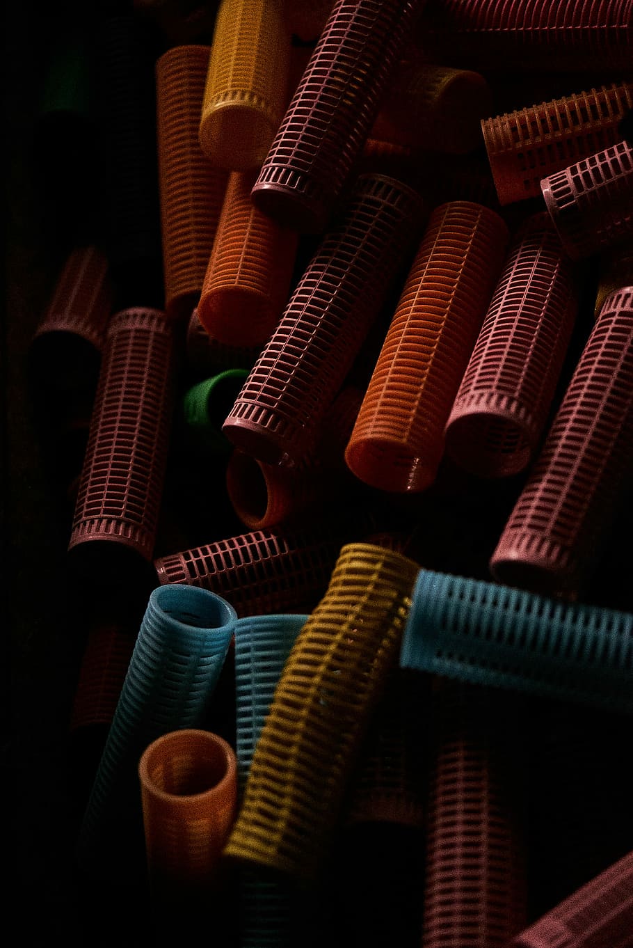 pile of hair curler, photo of assorted-color plastic hair rollers HD wallpaper