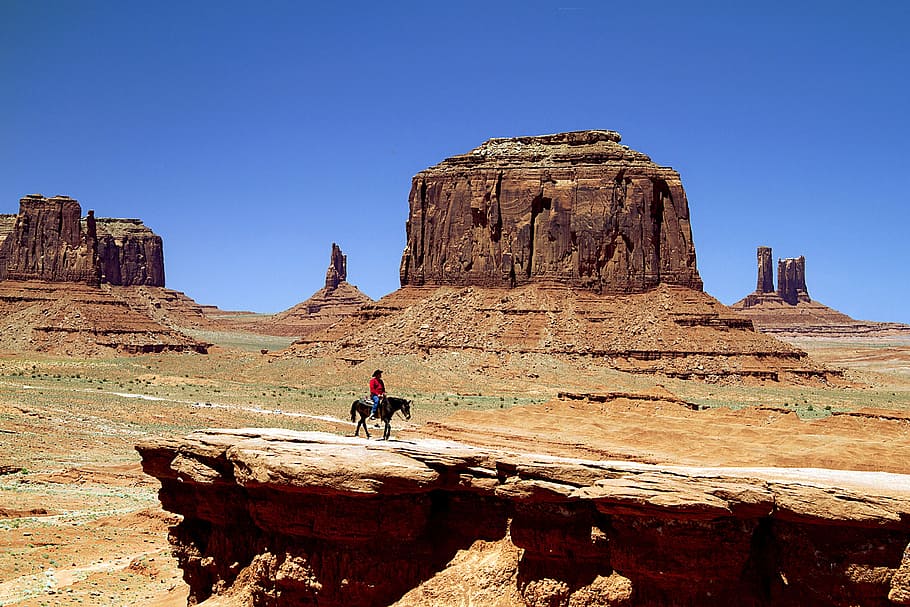 person riding horse next to mountains, Monument Valley, Utah, HD wallpaper