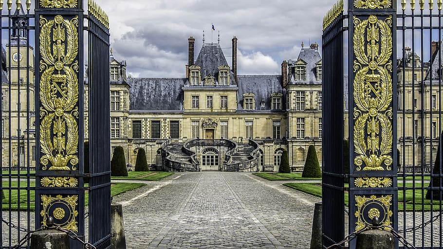 brown and gray concrete building with gate during daytime, castle of fontainebleau, HD wallpaper