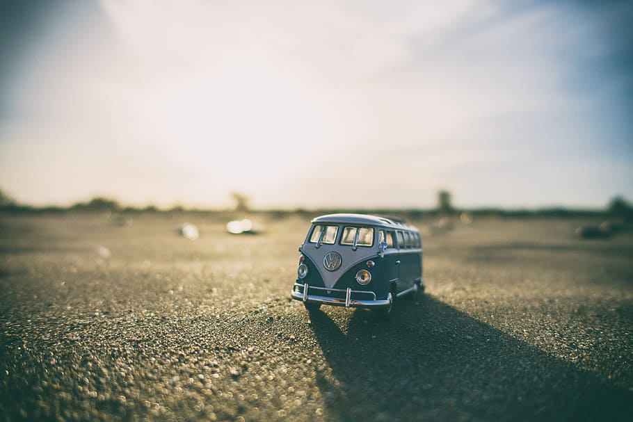 shallow focus photography of white and teal die-cast Volkswagen Samba with sunlight, selective focus photography of white and blue Volkswagen T1 van die-cast model, HD wallpaper