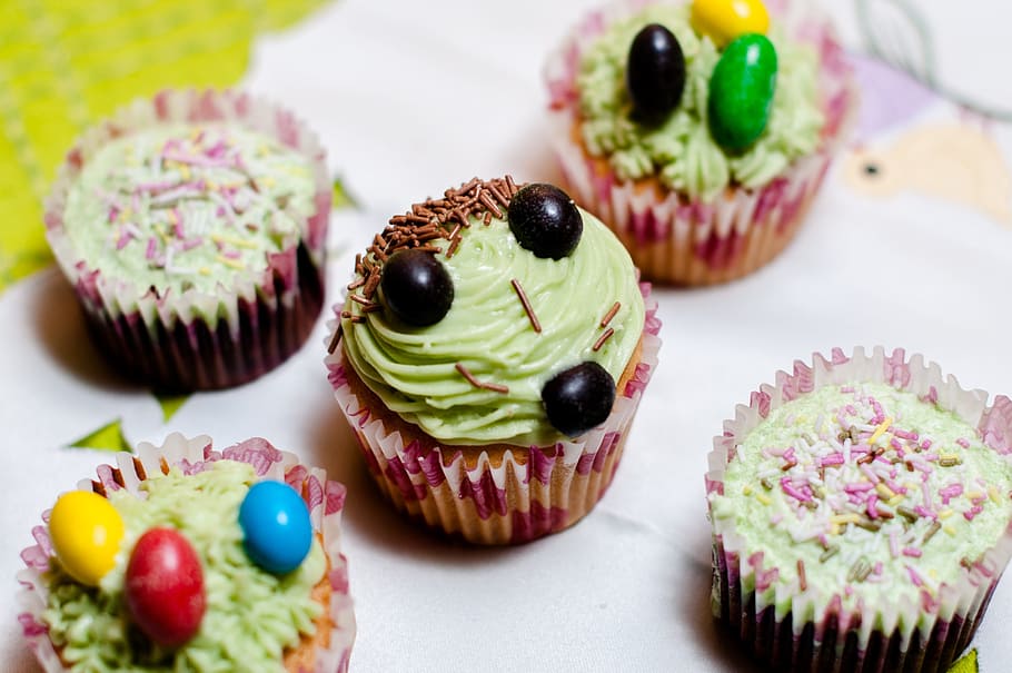 close-up photography of five cupcakes, Muffin, Cookie, the cake HD wallpaper