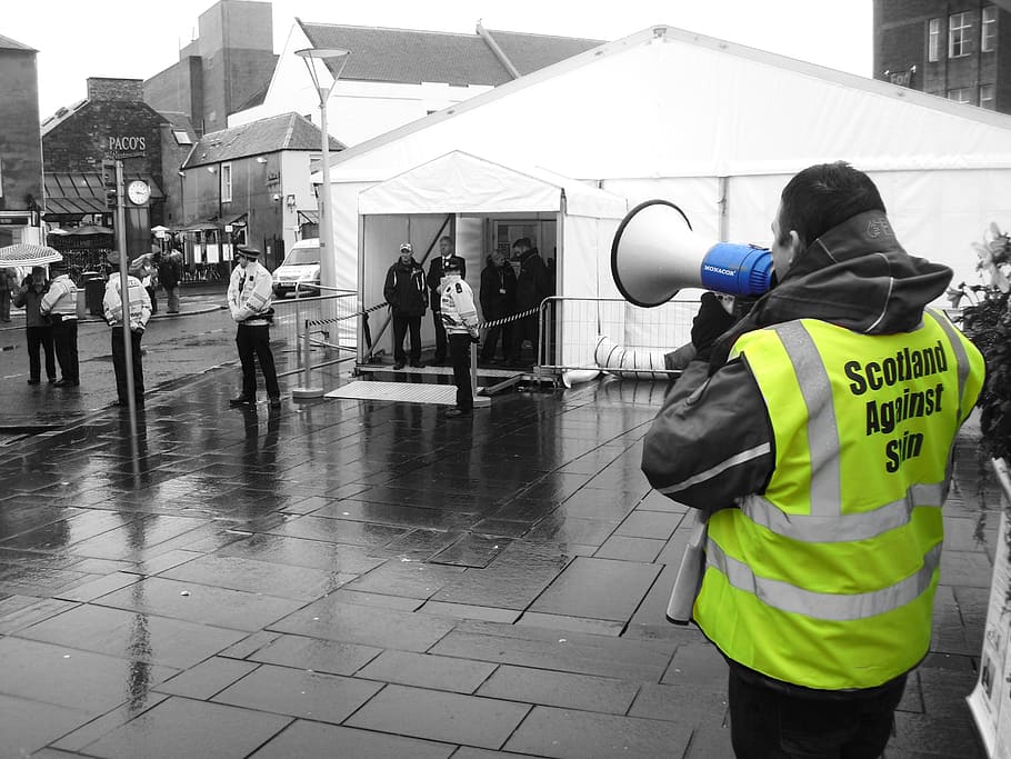 protest, protesters, demonstration, policeman, scotland, real people HD wallpaper