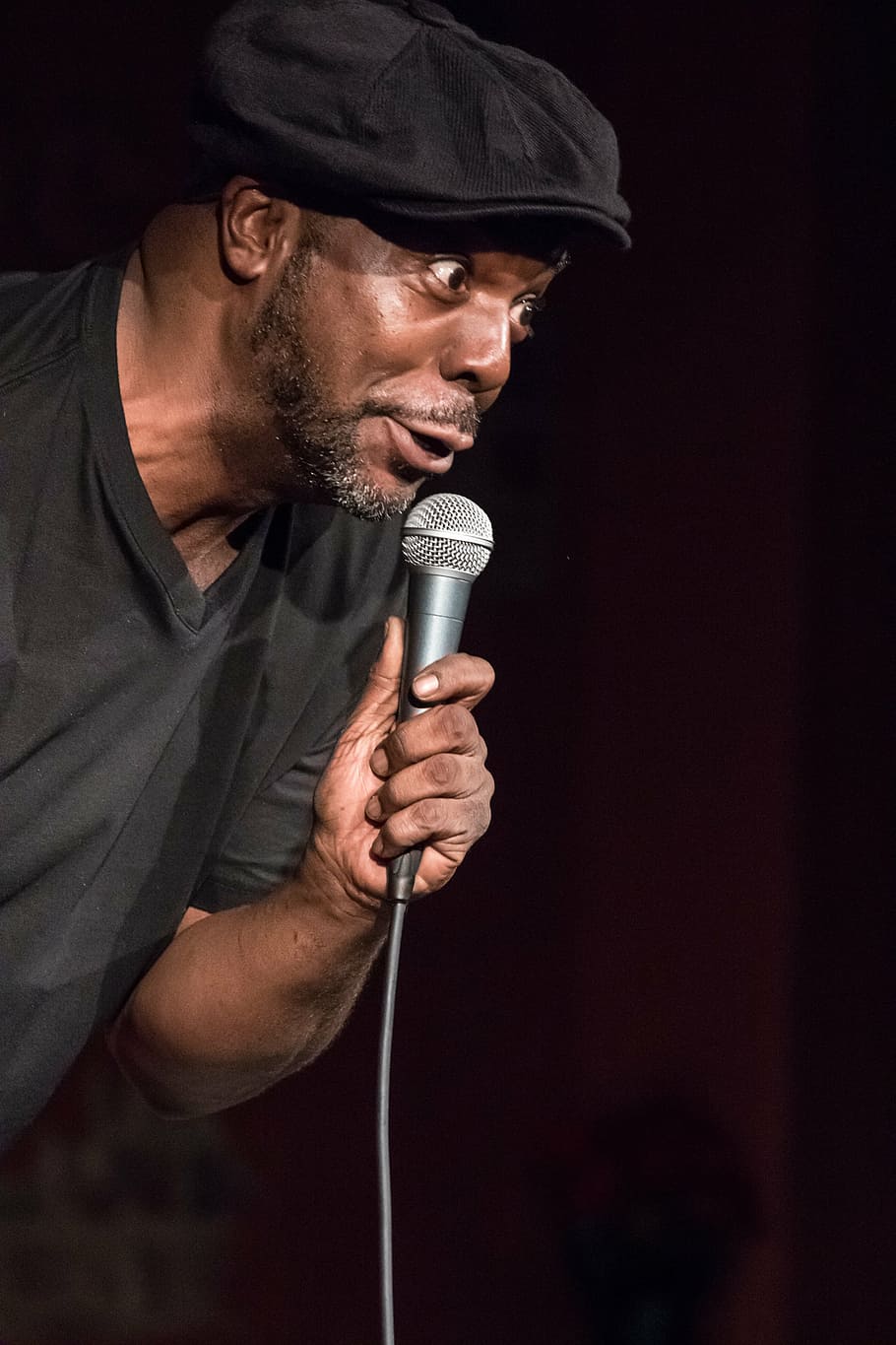 man holding dynamic micrphone, comedian, face, performance HD wallpaper