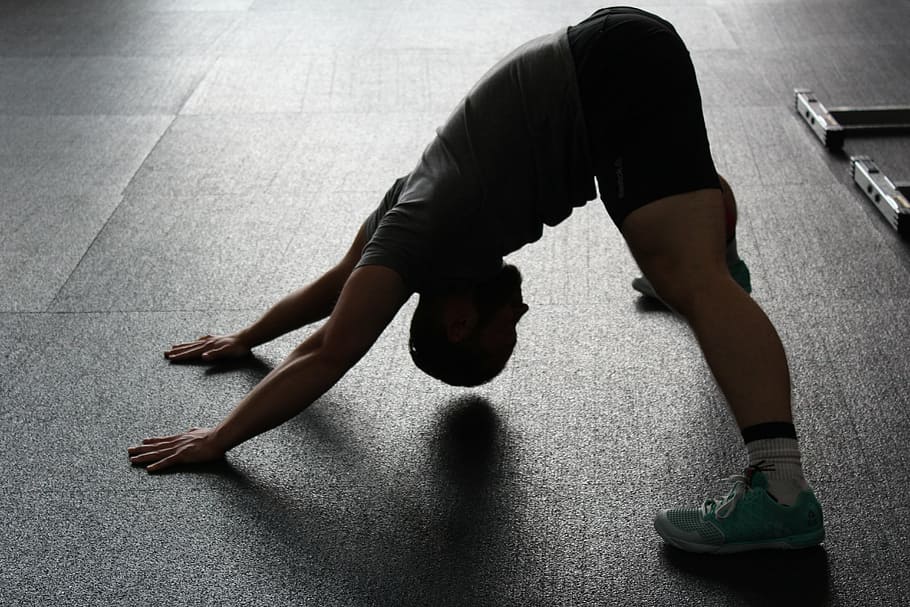 man doing exercise, stretchen, heat, sport, muscles, sporty HD wallpaper