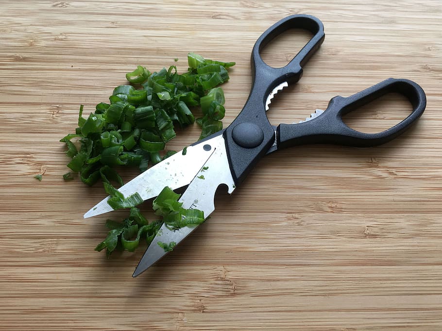 kitchen scissors, metal, cut, spring onion, green, food, close up, HD wallpaper