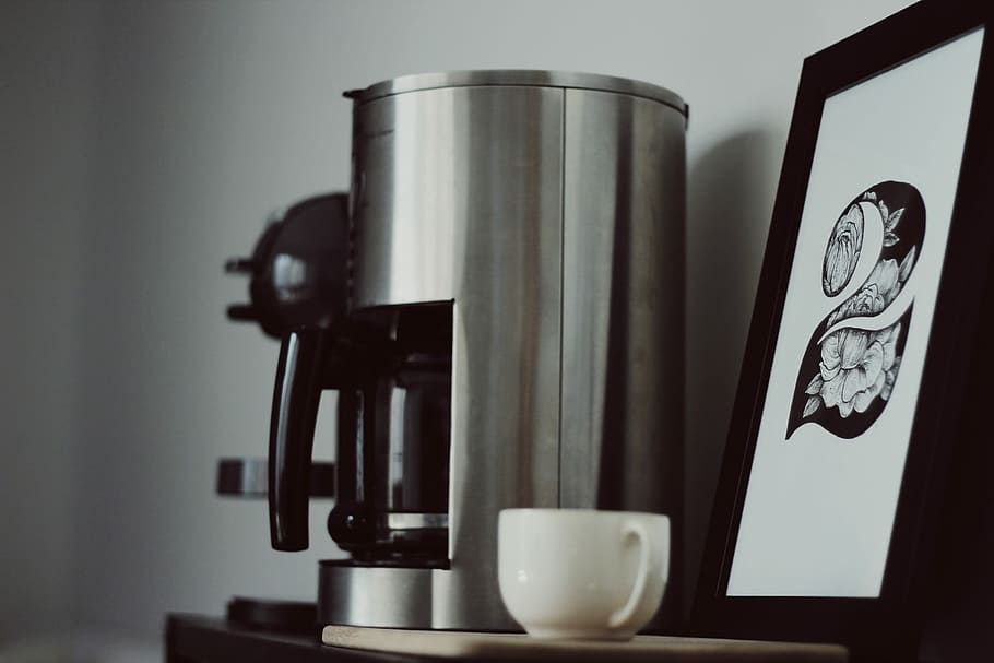 photo of gray thermal carafe, shallow focus photography of silver coffee brewer HD wallpaper