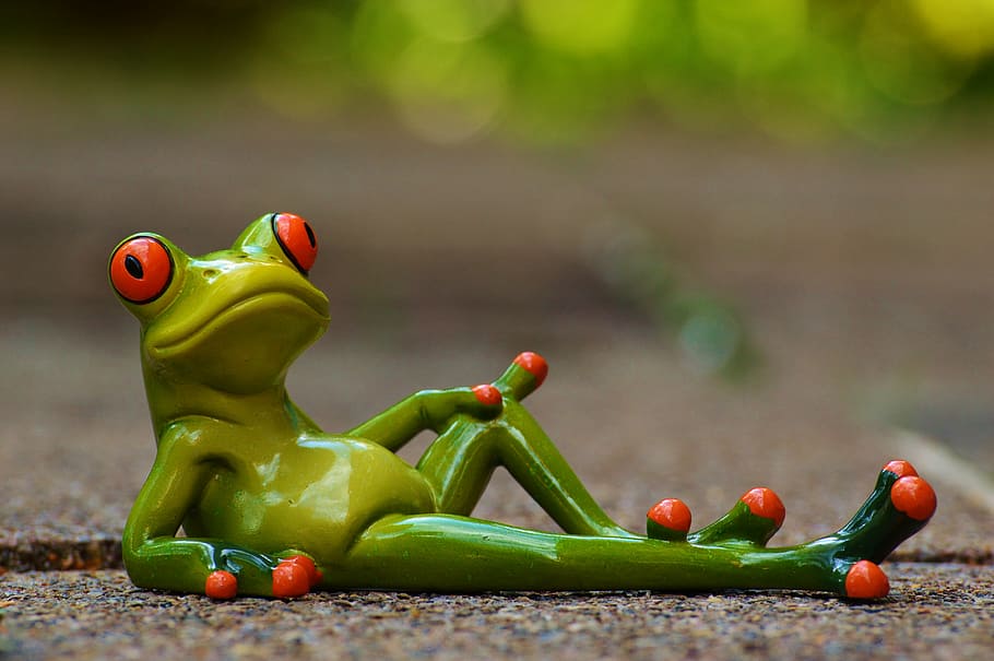 green ceramic frog figurine lying on gray concrete road in closed up photography, HD wallpaper