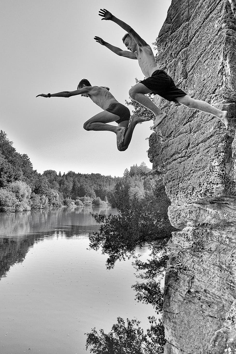 Три прыжка. Дети прыгают в воду. Прыгают в озеро. Прыгает в пруд. Ребята прыгают в пруд.