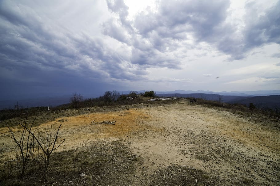 Hilltop landscape under the sky and clouds at Sassafras Mountain, South Carolina HD wallpaper