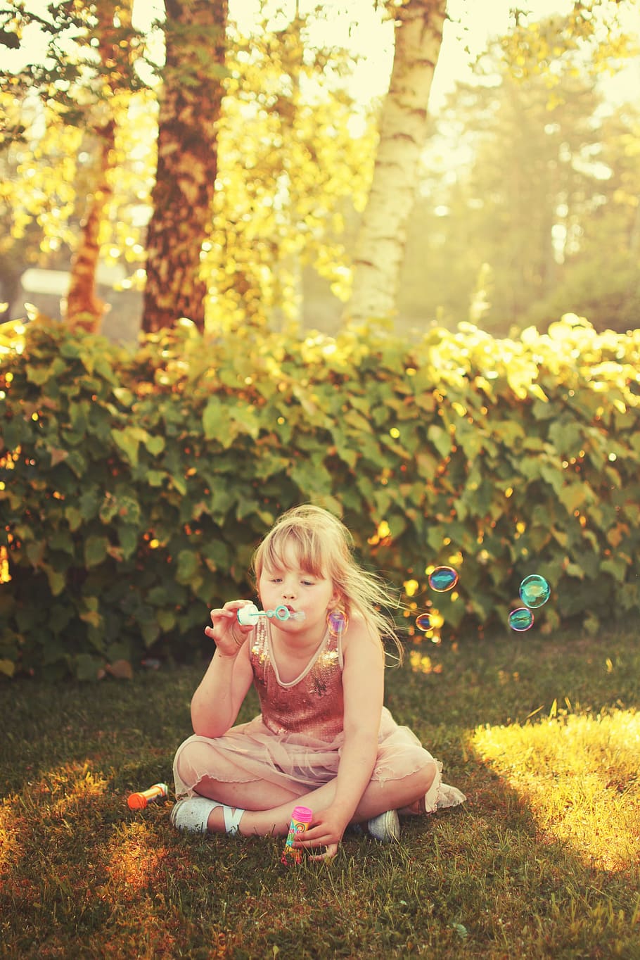 girl wearing brown and white tank top sitting on green grass photography HD wallpaper