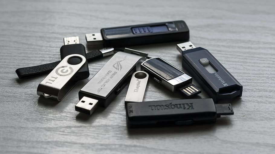 gray flash drives on gray table, memory stick, media, recording mode, HD wallpaper