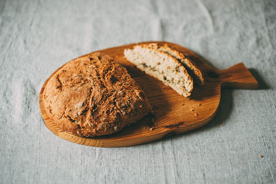 brown wooden chopping board, bread, kitchen, food, table, bakery HD wallpaper
