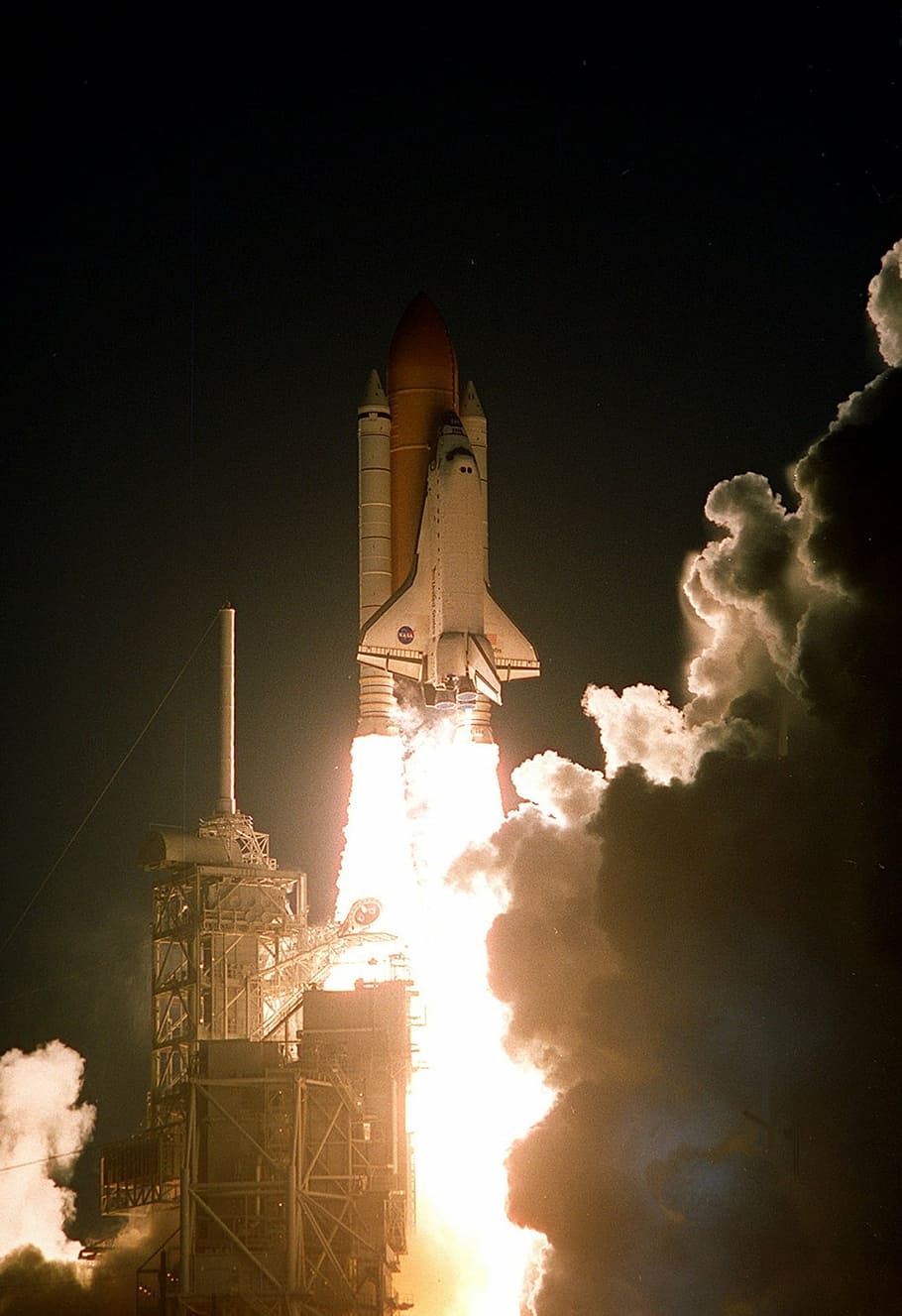 atlantis space shuttle night launch