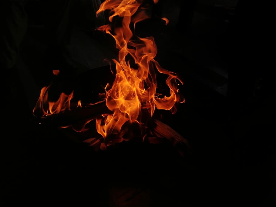 bonfire during nighttime, dark background, red, orange, flames HD wallpaper