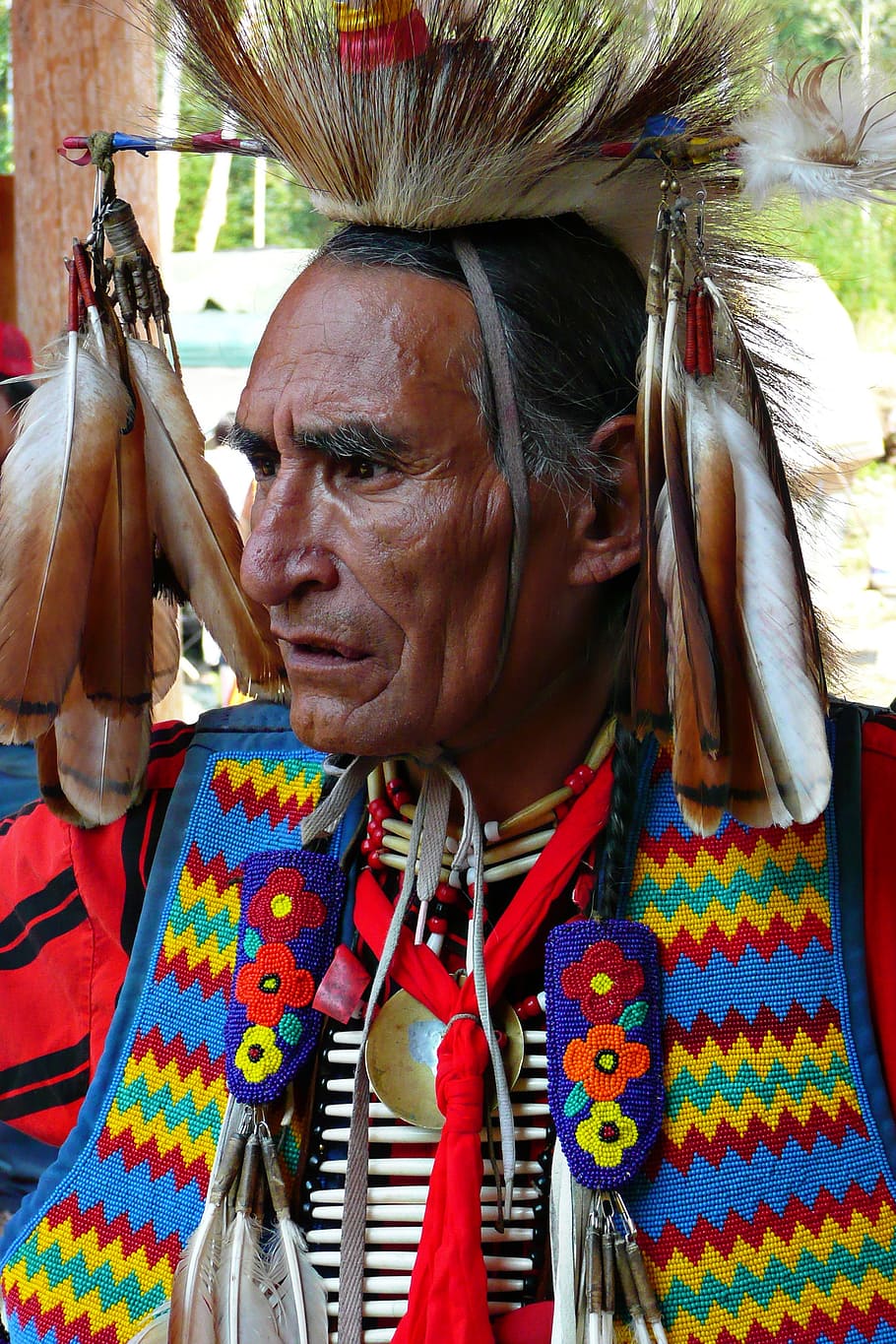 man wearing traditional top standing near post at daytime, powwow HD wallpaper