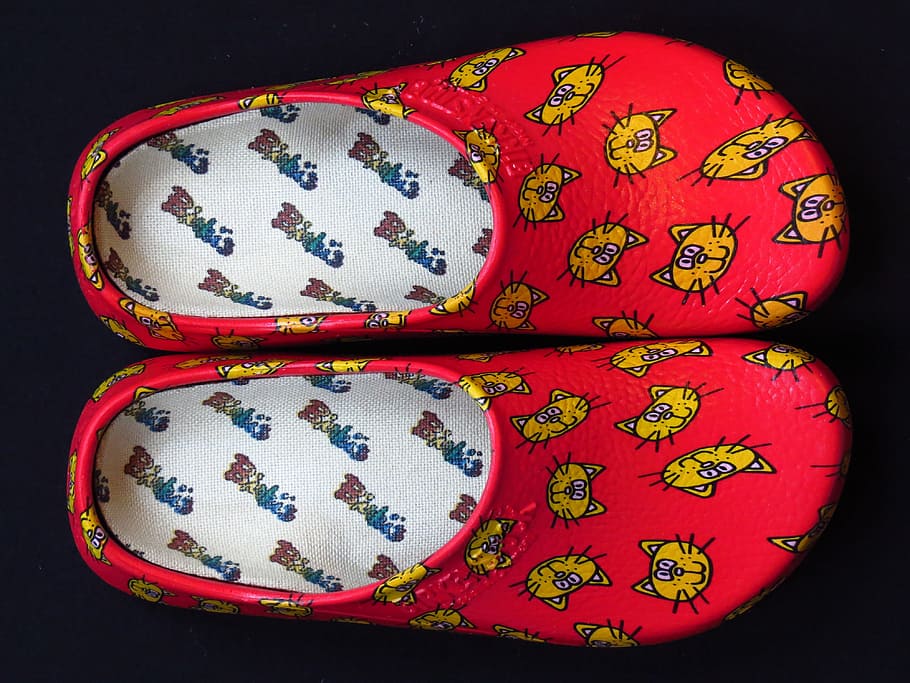 pair of red-and-yellow cats print slip-on shoes, Slipper, Clog
