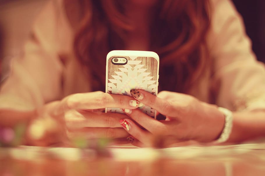 woman holding iPhone with white and brown case, mobile Phone HD wallpaper