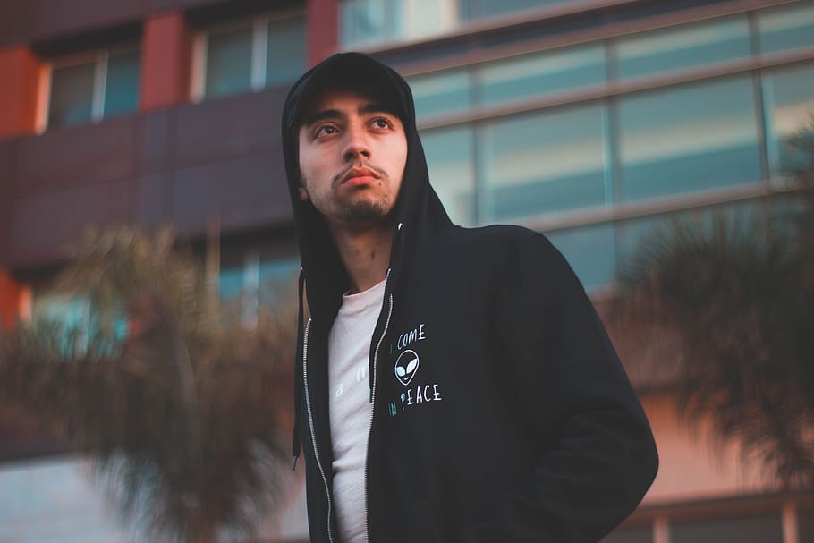 Man in Black Zip-up Hoodie, blur, building, close -up, eyes, face HD wallpaper