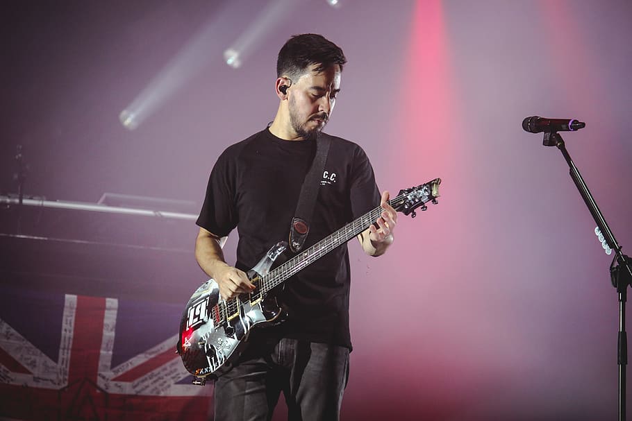 Man Wearing Black T-shirt And Playing Electric Guitar, band, concert, HD wallpaper