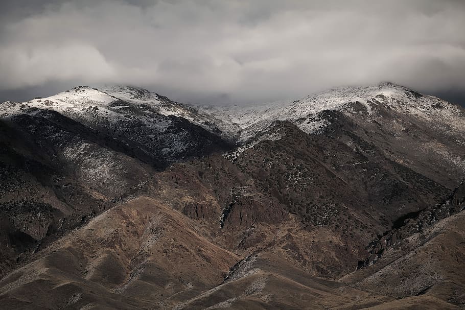 brown and black mountains under cloudy skies, landscape photo of brown mountain HD wallpaper