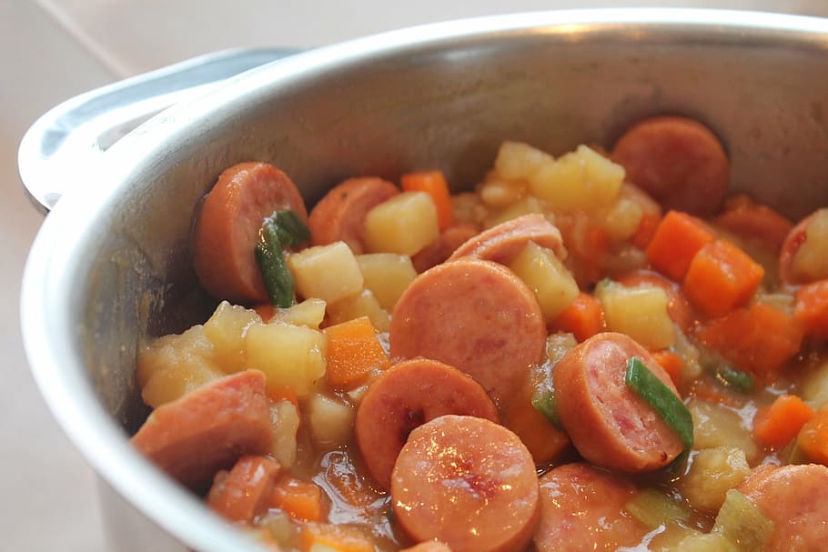 sausage and vegetables soup in bowl, stew, noon tips, food HD wallpaper