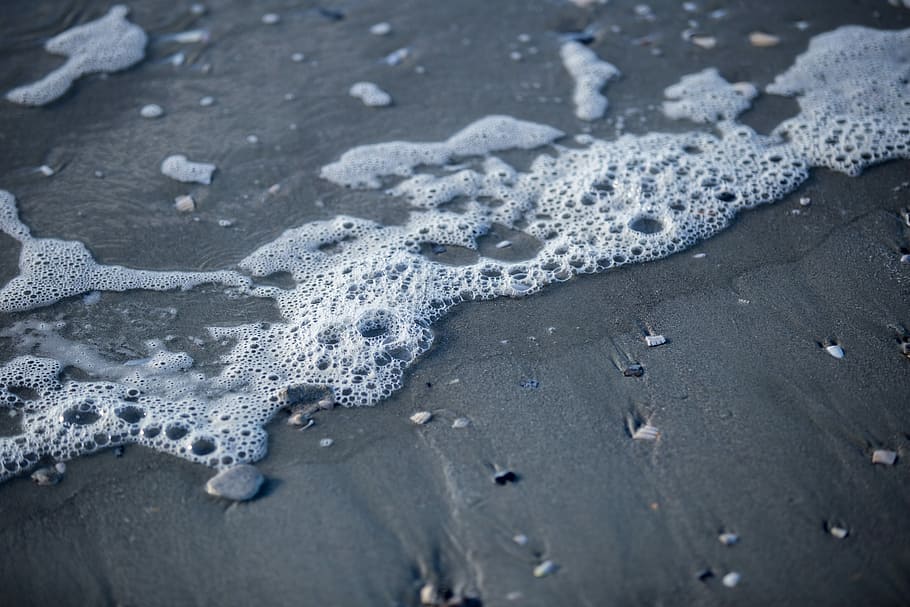 closeup photo of seashore, water on seashore, sand, foam, beach HD wallpaper