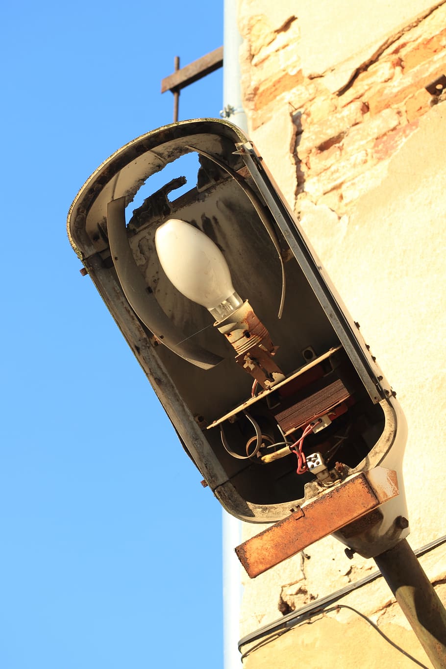 light, fixture, rusty, abandoned, industry, low angle view HD wallpaper