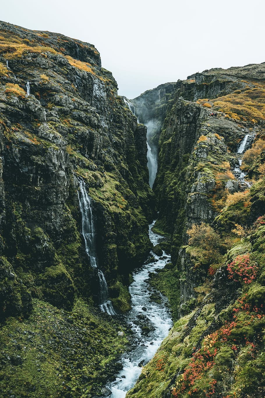 river in the middle of mountain, waterfalls surrounded with trees HD wallpaper