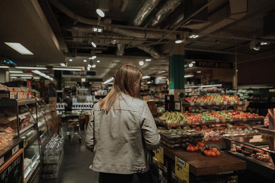 woman standing in front of assorted vegetables, woman standing in front of produce stand HD wallpaper