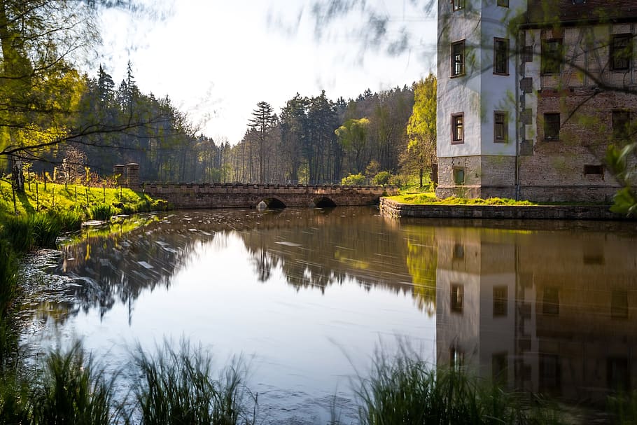 body of water near brown painted house and bridge, Moat, castle HD wallpaper