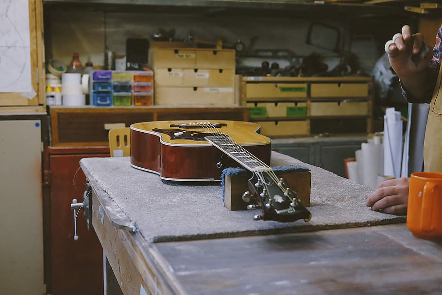 guitar resting on table near person in the kitchen, guitar on desk HD wallpaper