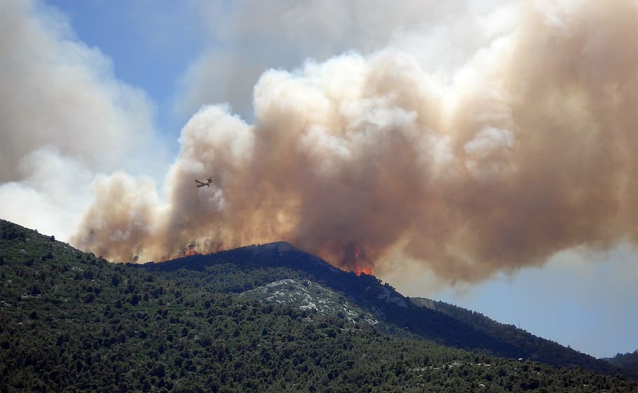mountain showing smoke, wildfire, flame, firefighter, airplane HD wallpaper