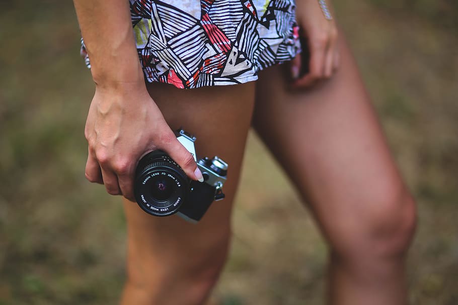 Camera in girls hand, analog, canon, dslr, hipster, hobby, hold HD wallpaper