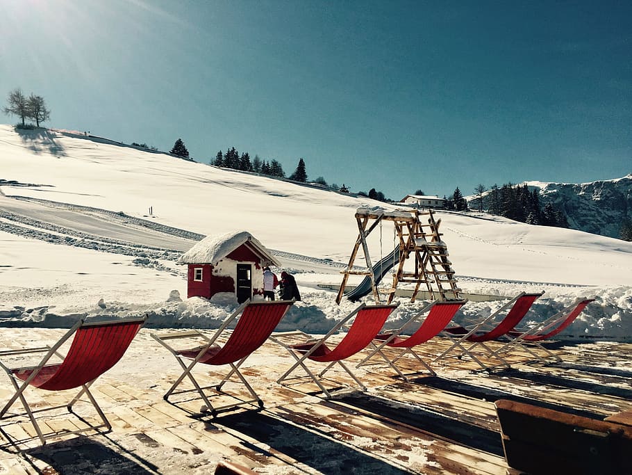 Red Folding Chair, cabins, chairs, cold, daylight, zing, frost HD wallpaper