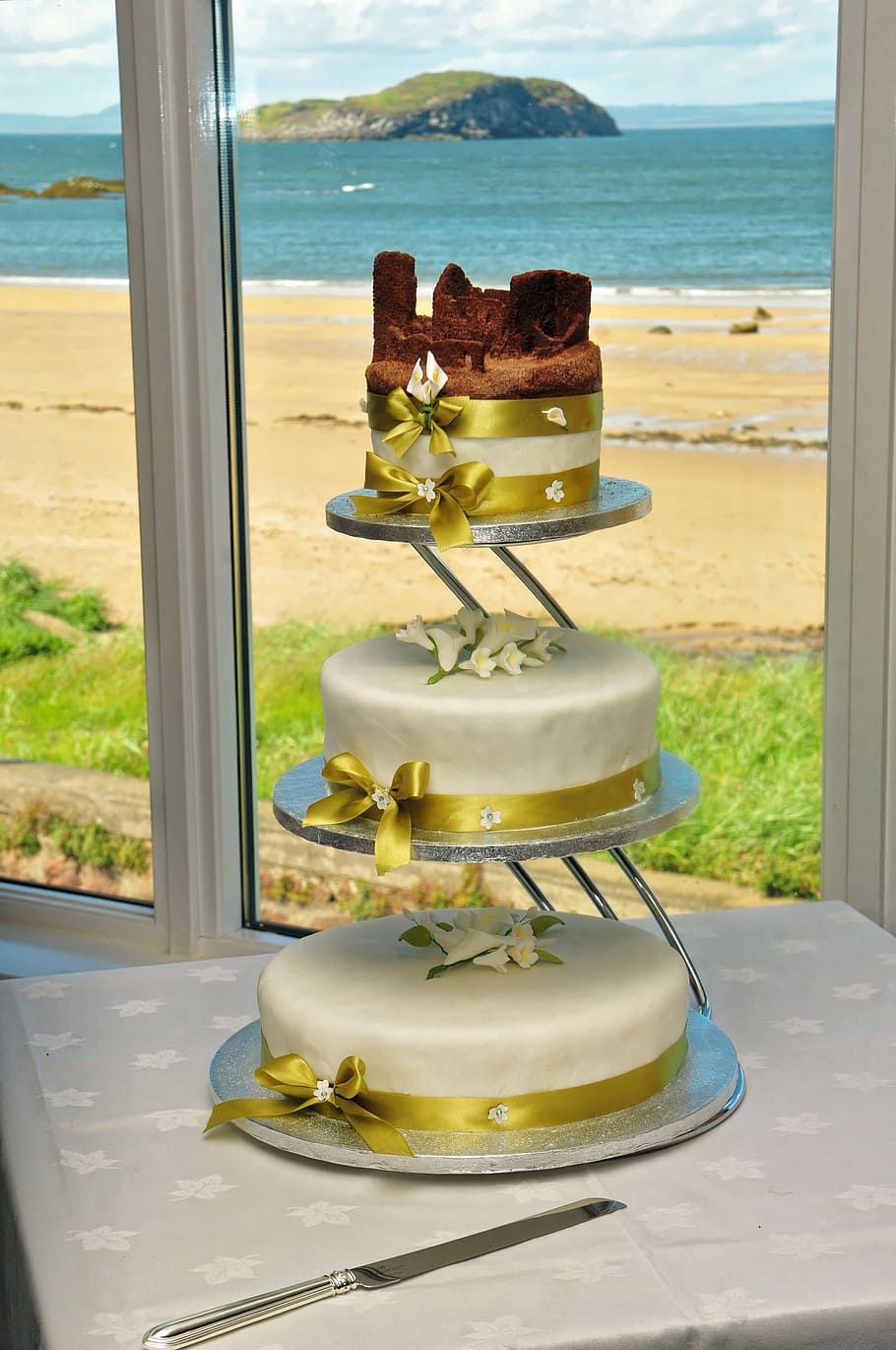 white three-tier cake on white table, wedding, wedding cake, food, HD wallpaper
