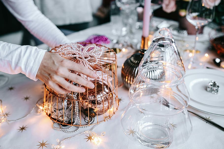 Hands Decorating Christmas Table, roses, red roses, holding hands HD wallpaper