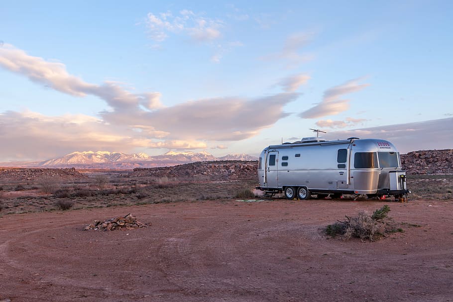 gray camper trailer parked on open field at daytime, dawn, daylight HD wallpaper