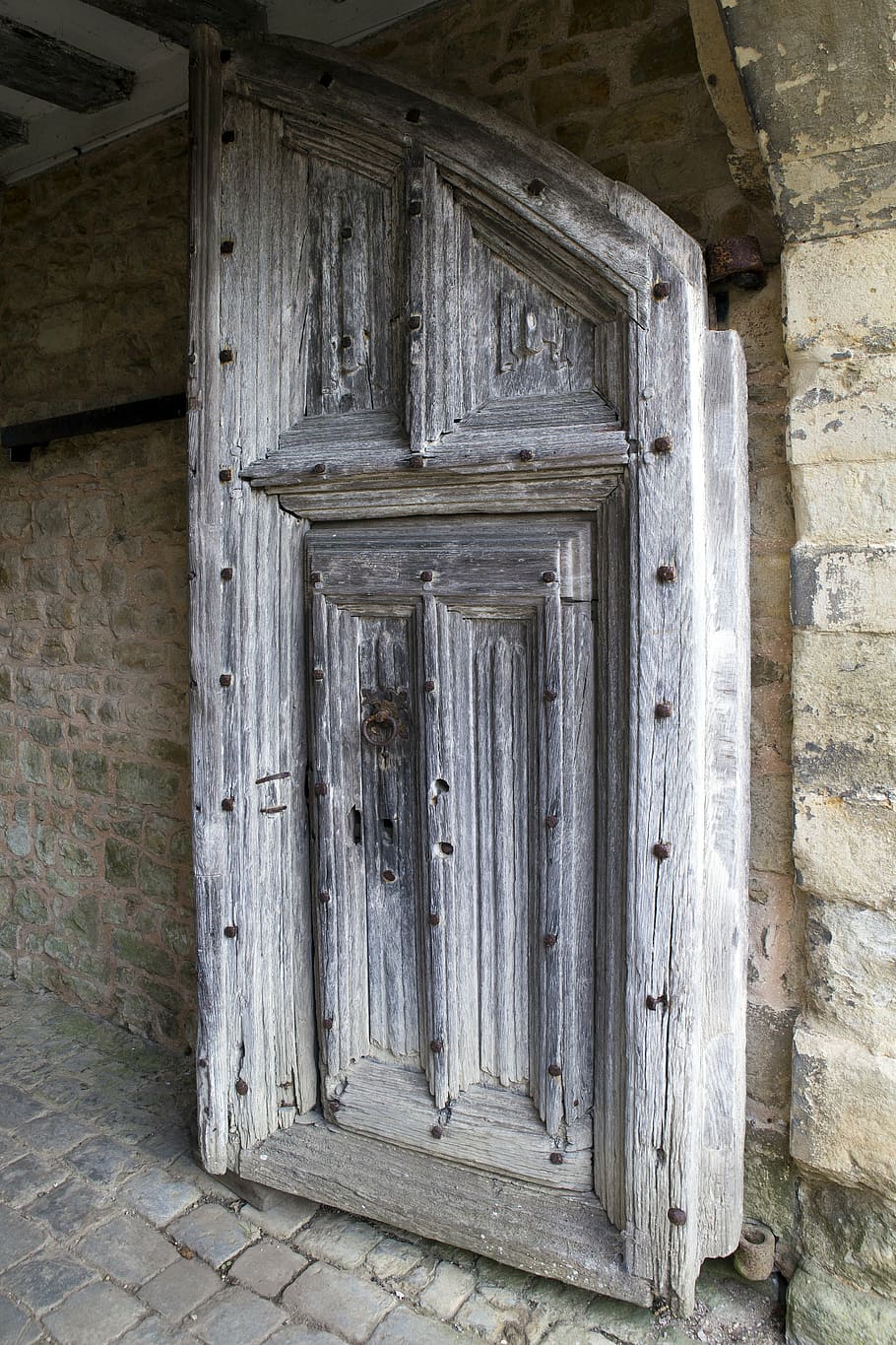 medieval oak door, iron bolts, judas gate, stonework, paving setts, HD wallpaper