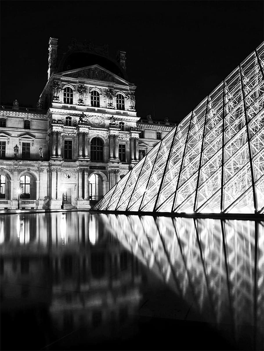 museum, pyramid, light, reflection, historic building, black and white HD wallpaper