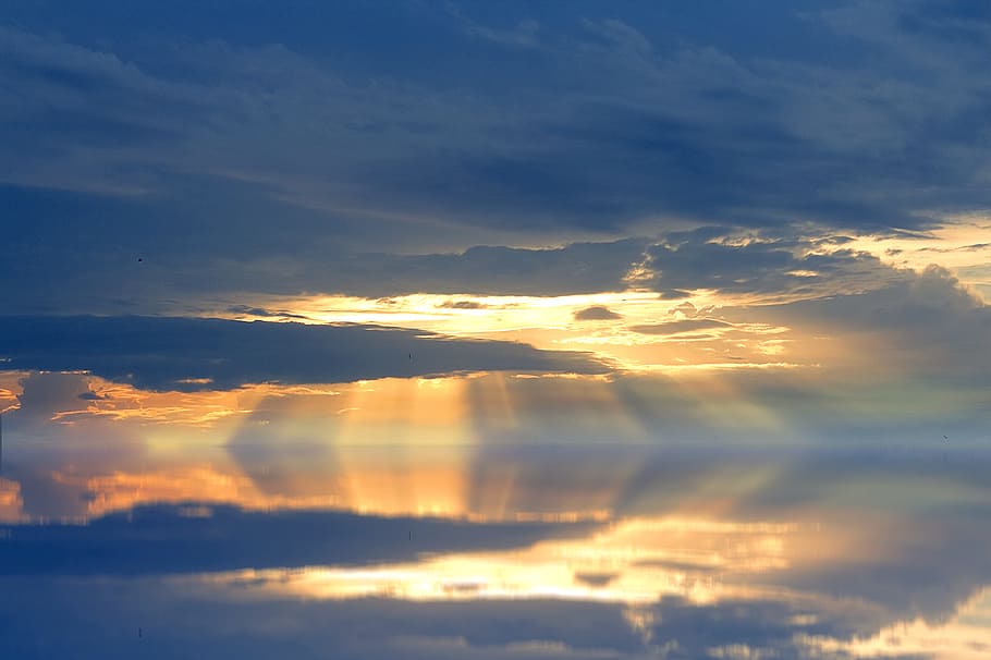 body of water under cloudy sky, lake, sunbeam, sunset, clouds HD wallpaper