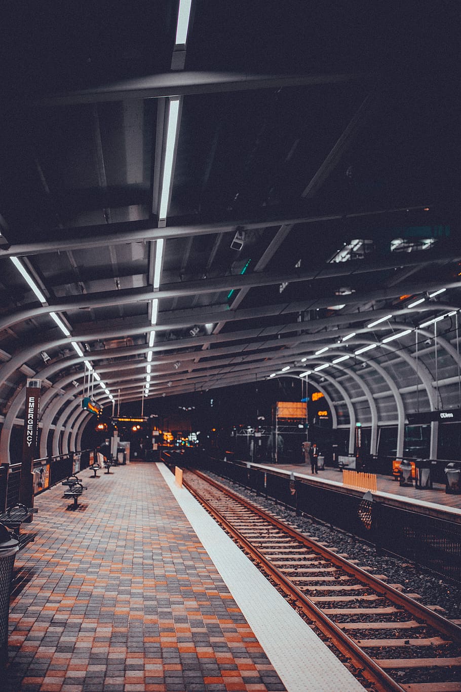 group of people waiting on train stration, man standing on train station HD wallpaper