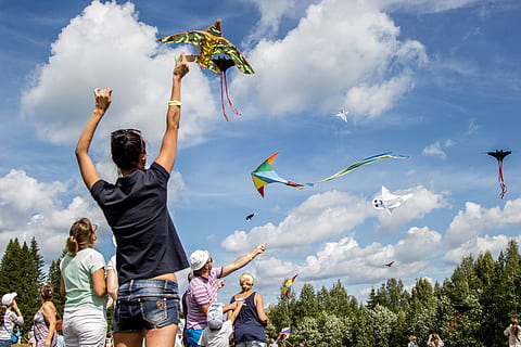 Kites, Clouds, Clear, sky, summer, carelessness, blue, snakes HD wallpaper