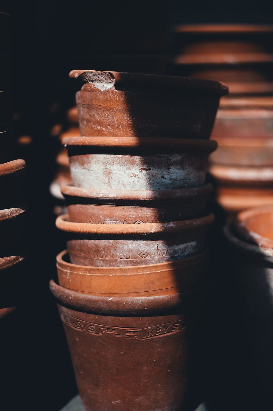 brown stack clay pot lot, stock pile of brown clay vases, close-up photography HD wallpaper