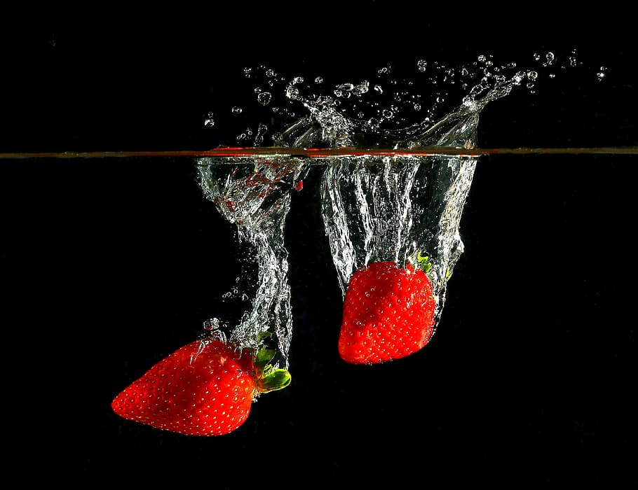strawberries, fruit, water, black background, food and drink, HD wallpaper