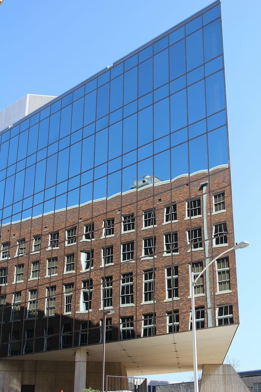 building, reflection, glass, windows, modern, futuristic, urban HD wallpaper
