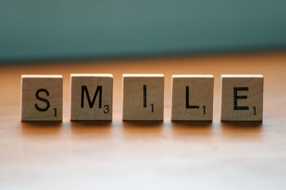 SMILE scribble tiles on top of brown wooden board, message HD wallpaper