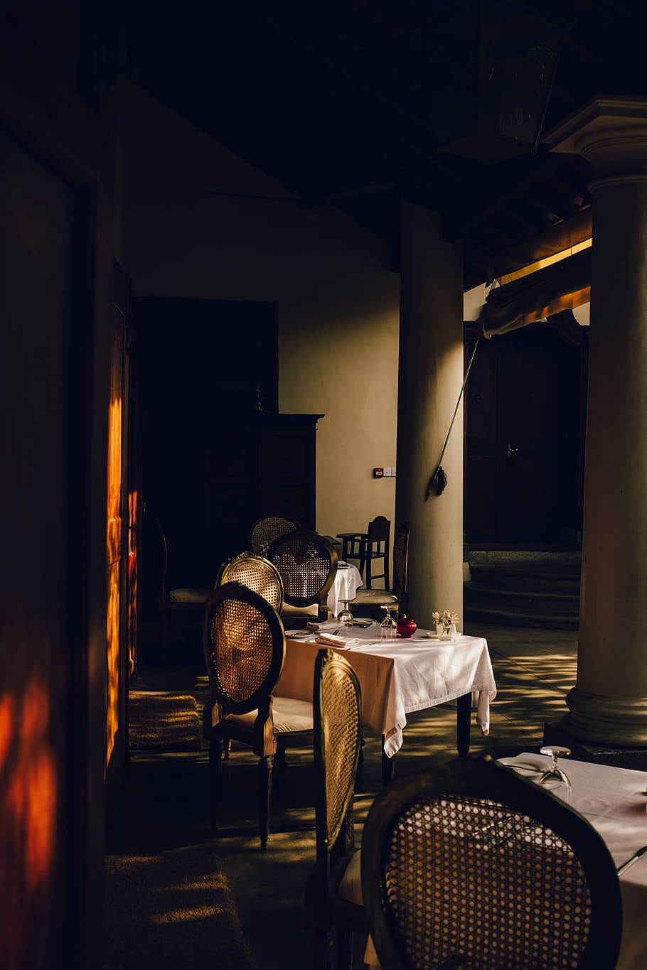 empty dining table with chairs near pillar, empty table near post HD wallpaper