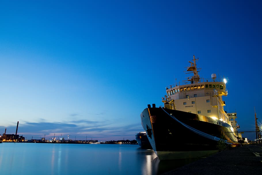 white and black ship, rule of thirds photography of cruise ship HD wallpaper