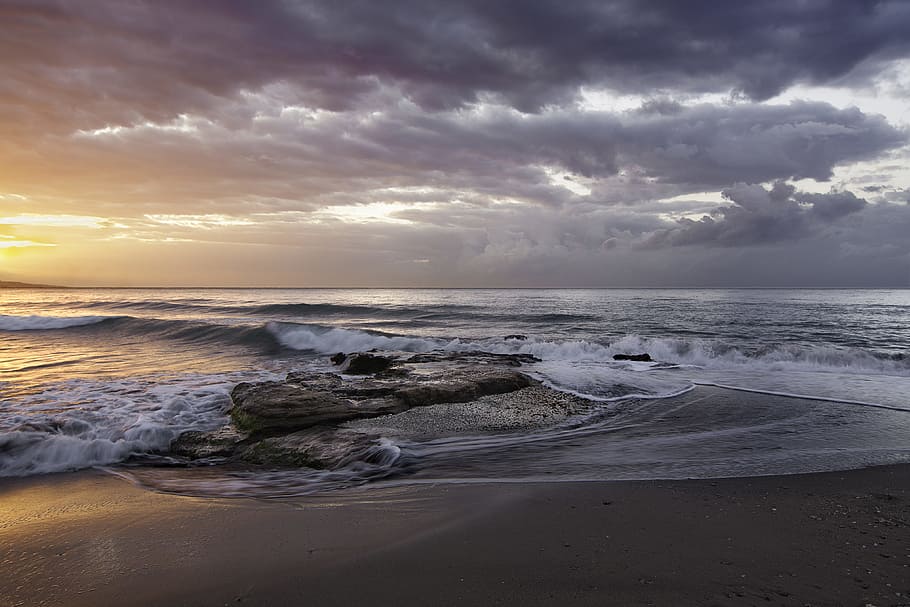 ocean wave beside seashore during daytime, ocean waves on the seashore HD wallpaper
