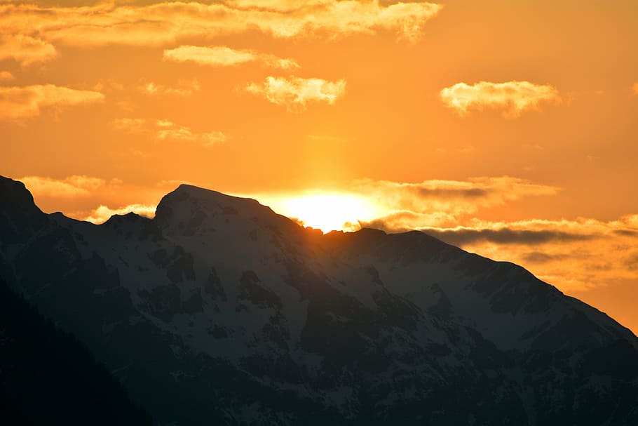 sunrise, sunlight, mountains, mountain peaks, sky, clouds, lighting HD wallpaper